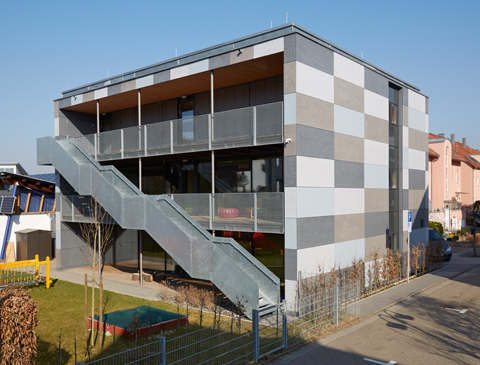Passivhaus öffentlich, Kindergarten mit drei Vollgeschossen, Massivholzbauweise mit vorgehängter Faserzement-Fassade