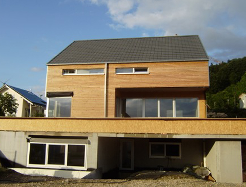 Holzhaus KFW 55 mit Naturholzfassade